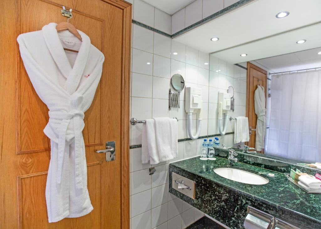Millennium Plaza Downtown (Ex. Crowne Plaza Dubai Sheikh Zayed Road) 5*