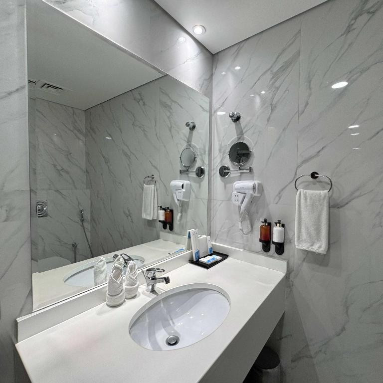 Emirates Grand Hotel 4*