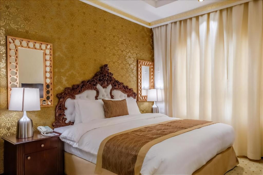 Crystal Plaza Al Majaz (Ex. Tulip Inn Al Khan) 4*