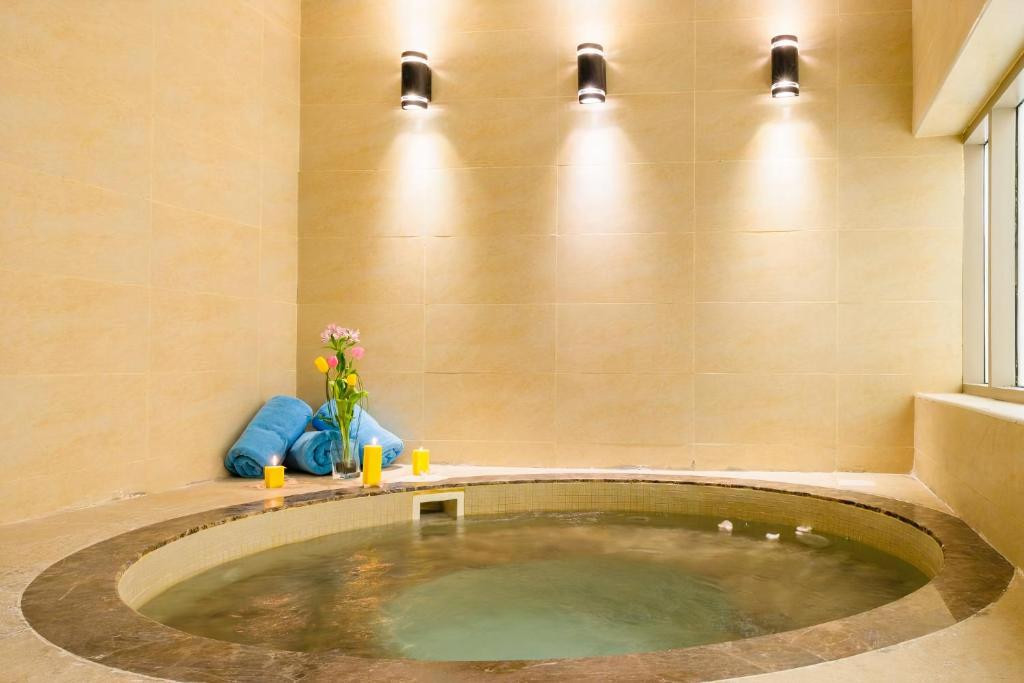 Crystal Plaza Al Majaz (Ex. Tulip Inn Al Khan) 4*