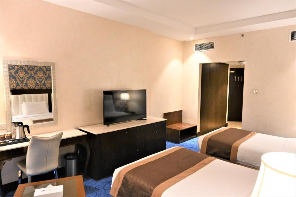 Crystal Plaza Al Majaz (Ex. Tulip Inn Al Khan) 4*