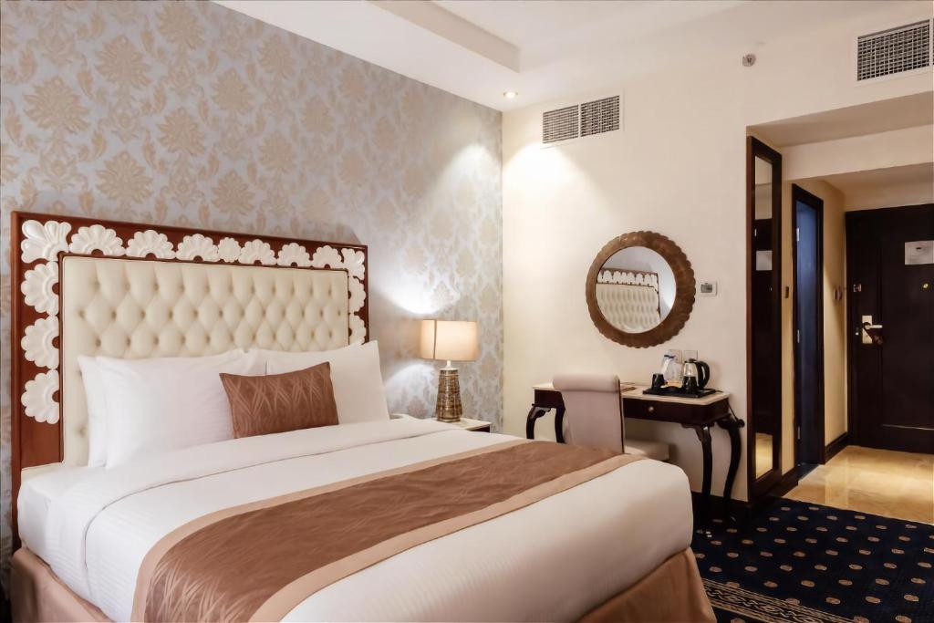 Crystal Plaza Al Majaz (Ex. Tulip Inn Al Khan) 4*