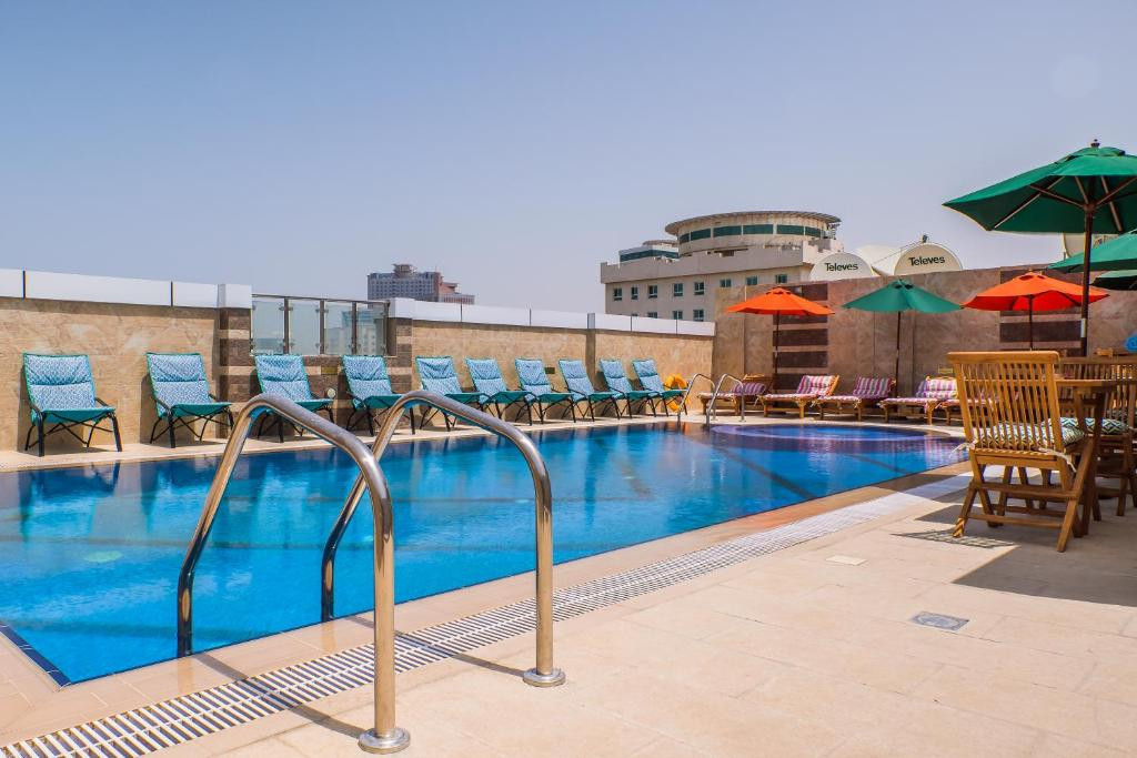 Crystal Plaza Al Majaz (Ex. Tulip Inn Al Khan) 4*