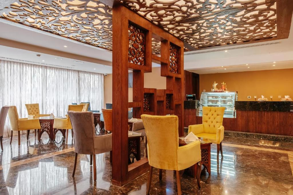 Crystal Plaza Al Majaz (Ex. Tulip Inn Al Khan) 4*