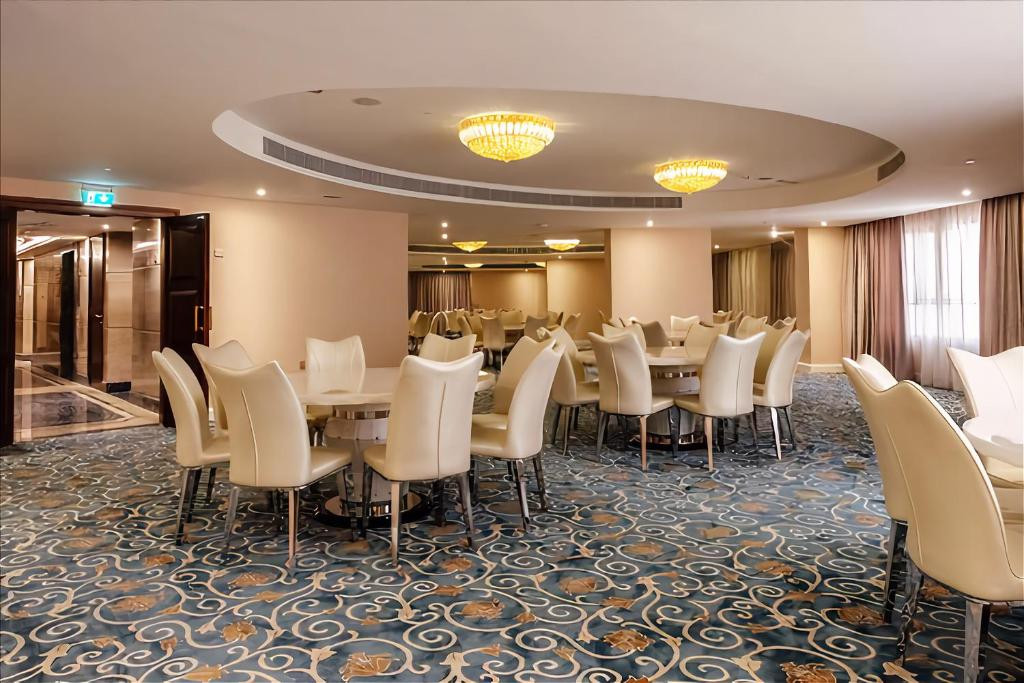 Crystal Plaza Al Majaz (Ex. Tulip Inn Al Khan) 4*