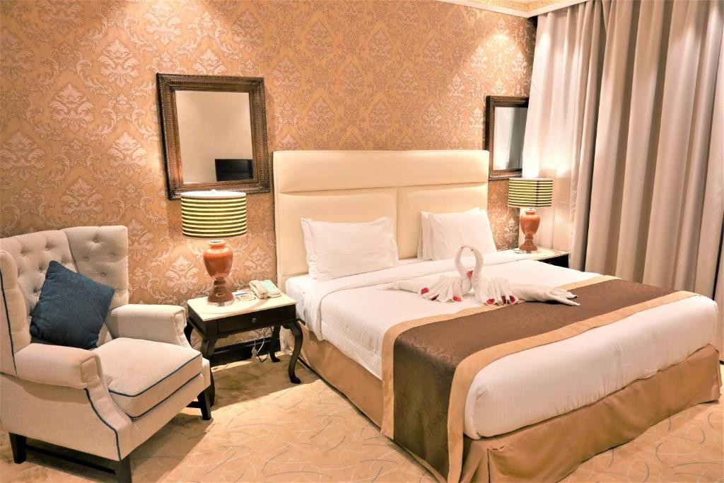 Crystal Plaza Al Majaz (Ex. Tulip Inn Al Khan) 4*