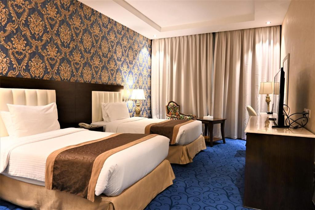 Crystal Plaza Al Majaz (Ex. Tulip Inn Al Khan) 4*